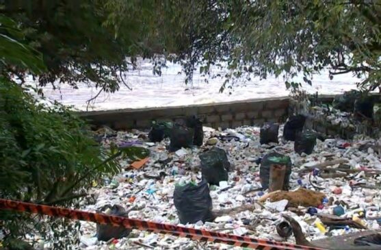 Como a água e a lama estão contaminadas, a limpeza precisa ser feita com muito cuidado; limpeza foi iniciada na última sexta-feira