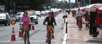 Paulistanos aproveitam a ciclovia da avenida Paulista; o local é opção de lazer na cidade de SP aos domingos e feriados
