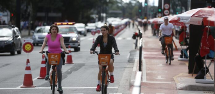 Paulistanos aproveitam a ciclovia da avenida Paulista; o local é opção de lazer na cidade de SP aos domingos e feriados
