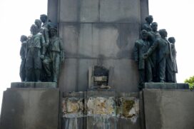 Uma das estátuas que compõe o monumento em homenagem ao Marechal Deodoro da Fonseca, no centro do Rio, foi furtada