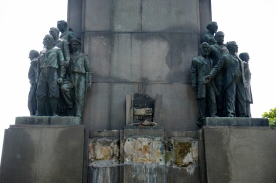 Uma das estátuas que compõe o monumento em homenagem ao Marechal Deodoro da Fonseca, no centro do Rio, foi furtada