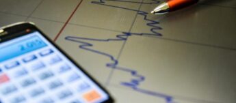 Houve animação no mercado, queda no valor do dólar e aumento dos índices da Bolsa de Valores, pois desde 2019 o Brasil não figura como positivo