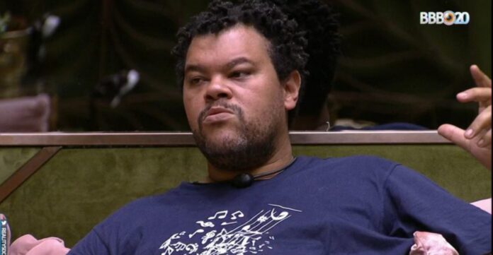 "Suicida muito louco. Tem uma dupla aqui ainda" Babu consola Prior após a eliminação de Lucas no BBB.