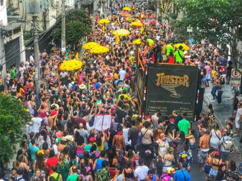 Bloco durante Carnaval de rua em São Paulo