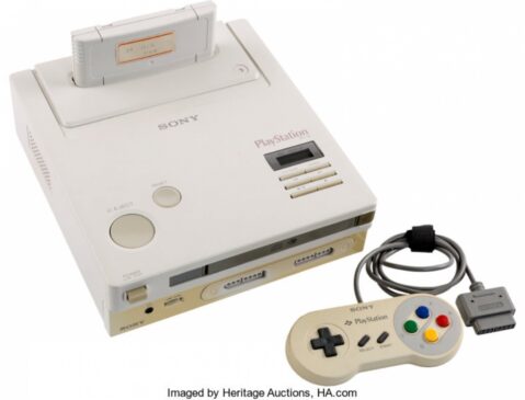 O protótipo raro do console possui espaço para cartuchos no topo e um drive para CD-ROM na parte da frente