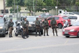 Homens da Força Nacional de Segurança patrulham a praça Dom Pedro II, no centro de Fortaleza