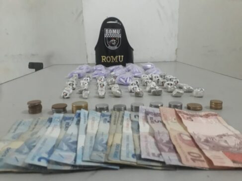 A Guarda Civil Municipal encontrou com o suspeito 308 microtubos de cocaína, 53 porções de maconha e R$ 79,25 em espécie