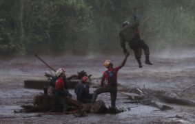 Militar resgata bombeiros que trabalhavam na busca de vítimas da barragem de Brumadinho, em 2019