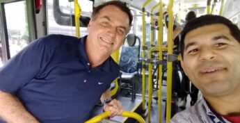 Bolsonaro é tietado por funcionários da empresa de transporte coletivo de Guarujá.
