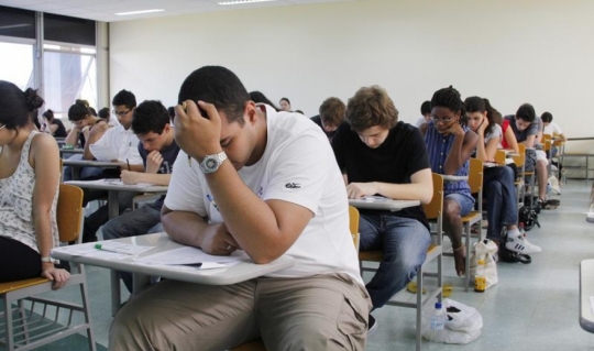 O Prouni é o programa do governo federal que oferece bolsas de estudo, integrais e parciais (50%), em instituições particulares de educação superior