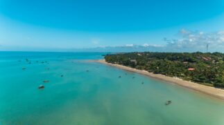 CUMURUXATIBA. O distrito de Prado tem praias rústicas, com amendoeiras no lugar dos coqueiros à beira-mar e muito sossego. Para se hospedar, há hotéis mais elaborados e pousadas mais rústicas