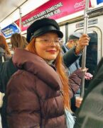 "Um rolê maneiro no metrô" Larissa Manoela, atriz, passeia de metrô em Nova York.