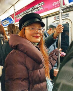 "Um rolê maneiro no metrô" Larissa Manoela, atriz, passeia de metrô em Nova York.