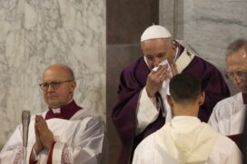 O papa Francisco decidiu cancelar a missa que tinha programado para esta quinta-feira, um dia após evento em que beijou fiéis