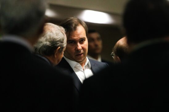 Iniciativa de Bolsonaro com críticas ao Congresso gerou reação do presidente da Câmara, Rodrigo Maia