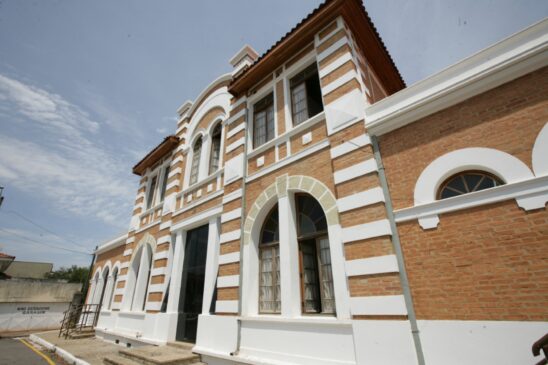 Em 2000 o prédio centenário em Porto Feliz recebeu a Biblioteca Municipal e o Arquivo Histórico