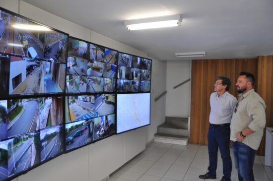 Dr. Cássio, que participou da solenidade de inauguração, vistoria a nova Central de Segurança Integrada