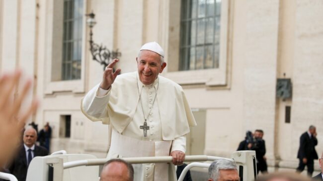 O papa Francisco completou o tratamento p&oacute;s-cir&uacute;rgico mas permanecer&aacute; no hospital por mais alguns dias