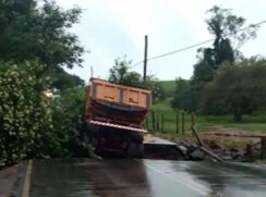 Na quinta (27), um motorista morreu após cair em uma vala aberta pelas chuvas na rodovia vicinal Almino Afonso, em Mogi Guaçu