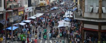 A rua 25 de março, um dos principais centros de comércio do Brasil.