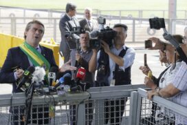 O humorista Márvio Lúcio dos Santos Lourenço, conhecido como Carioca, dando entrevista