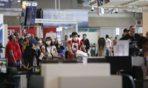 Movimentação de passageiros em aeroporto; variante Delta do coronavírus já fez uma vítima no estado de São Paulo