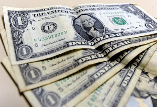 Após a máxima de R$ 4,6330, a moeda fechou o dia a R$ 4,6503; instituições fizeram alteração em suas projeções para o País