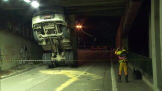 Caminhão entala na rua da Consolação