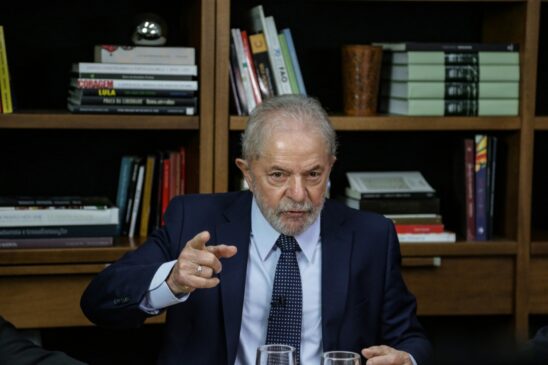 O ex-presidente realiza uma viagem pela Europa