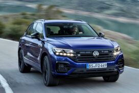 O Touareg R Hybrid tem motor a combustão e bateria de lítio