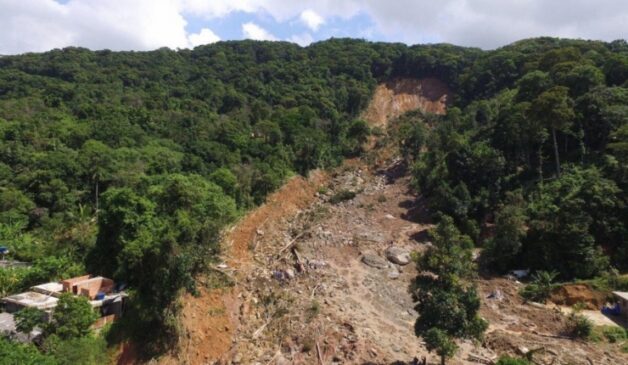 Situação do Morro Barreira do João Guarda, em Guarujá, após deslizamento de terra