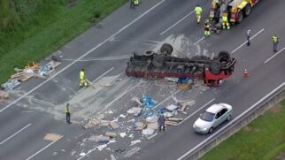 Caminhão tomba na Rodovia dos Bandeirantes