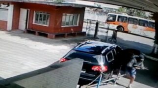 Criminoso armado sai de carro