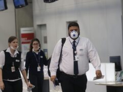Para proteção, funcionários e passageiros adotam o uso de máscaras e luvas