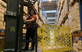 Raquel dos Santos Pereira dirige uma m&aacute;quina selecionadora a cerca de 12 metros de altura