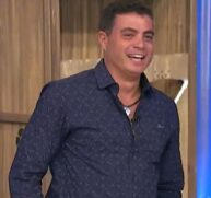"Você beija muito bem" Dhomini reencontra Sabrina Sato, com quem namorou no BBB, no Domingo Show, da "Record".