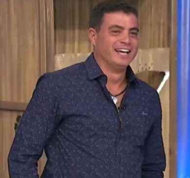 "Você beija muito bem" Dhomini reencontra Sabrina Sato, com quem namorou no BBB, no Domingo Show, da "Record".