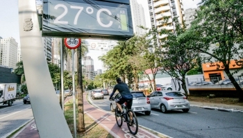 O calor na reta final do verão contrasta com o restante da estação