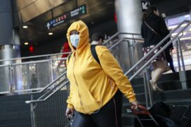 Doença está em mais 100 países afetados; em NY passageiro é visto com máscara em metrô