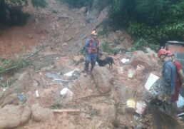 O Corpo de Bombeiros entrou em seu oitavo dia de buscas por vítimas soterradas no litoral de São Paulo