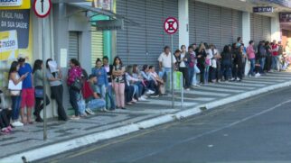 As vagas disponíveis variam entre vendedor, balconista, operador de caixa, operador de loja, ajudante geral, açougueiro, motorista e técnico de informática.
