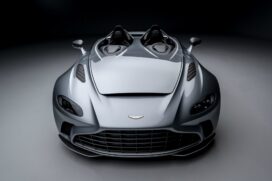 O Aston Martin V12 Speedster tem motor turbo 5.2 V12