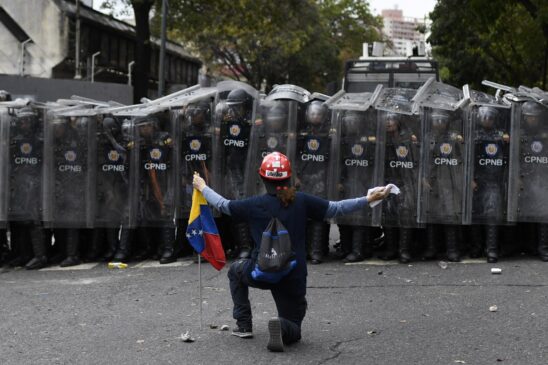 Os manifestantes se reuniram na praça Juan Pablo 2º, na capital venezuelana, e partiram em direção à Assembleia Nacional