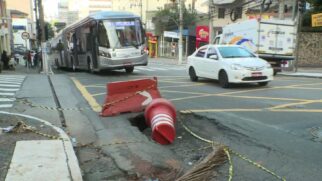 Há mais de um mês, buracos e cones grandes da CET dificultam circulação de ônibus na Brigadeiro