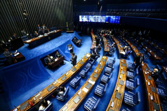 Senadores decidiram contrariamente à decisão do presidente por 45 a 14 votos