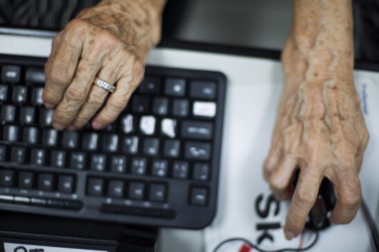 O curso de informática básica para idosos é focado em inserir esse público no mundo digital