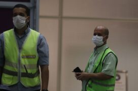 Passageiros e funcionários são vistos usando máscaras no Aeroporto Internacional Galeão, no RJ