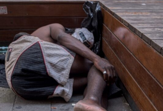 Proposta do Auxílio Reencontro prevê pagamento aos moradores da capital de SP que abrigarem moradores de rua.