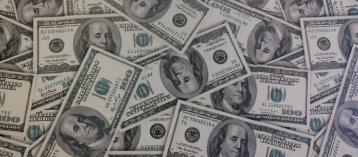Dólar fechou a R$ 4,94 e tem menor cotação desde junho de 2021