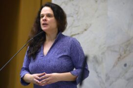 A deputada também dirigiu críticas a Doria por, na avaliação dela, não ter tomado medidas suficientes contra o Covid-19